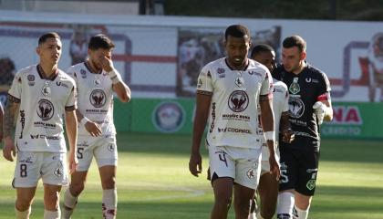Los jugadores de Mushuc Runa y Orense luego del partido por la Fecha 3 del hexagonal del descenso, el lunes 19 de octubre de 2026, en Echaleche.