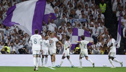 Jugadores del Real Madrid celebran el gol, en el partido contra el Sevilla por La Liga de España, el 18 de octubre de 2026.
