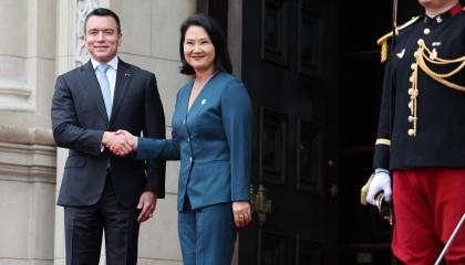 La presidenta de Perú, Keiko Fujimori saluda a su homólogo de Ecuador, Daniel Noboa, previo al inicio de la reunión bilateral del 20 de octubre de 2026.