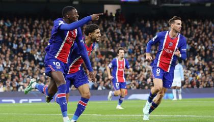 Jugadores del Paris Saint-Germain celebran el gol en el partido frente al Manchester City, por la Fecha 3 de la Fase de Liga de la Champions League, el 14 de octubre de 2026.