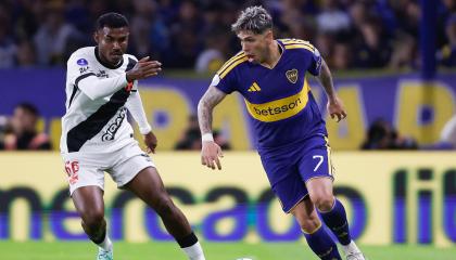 Carlos Palacios, jugador de Boca Juniors disputa el balón en el partido contra Vasco da Gama, por la ida las semifinales de la Copa Sudamericana, el 13 de octubre de 2026.