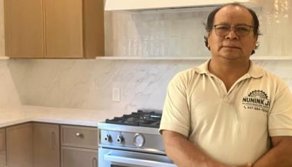 El ecuatoriano Luis Nunink, fundador de Nunin JC Construction, durante los trabajos de remodelación de una vivienda en Nueva York. Su empresa realiza proyectos de renovación de casas y apartamentos.