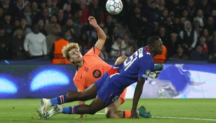 Fermín López impactando el rostro de Willian Pacho durante el partido entre el PSG y el FC Barcelona por la Fecha 3 de la UEFA Champions League este martes 20 de octubre de 2026.