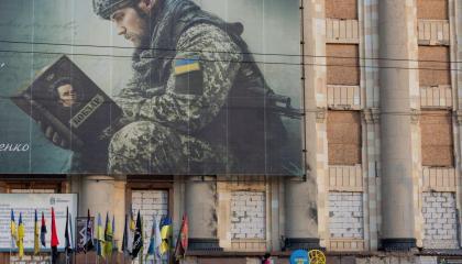 Varias personas pasan junto a un mural de un soldado ucraniano en la ciudad de Járkov, en medio de la guerra con Rusia, el 20 de octubre de 2026.