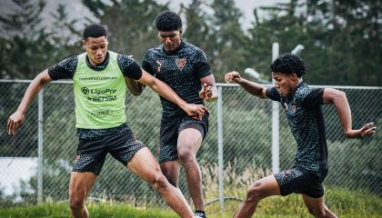 Jugadores de la categoría Sub 19 de Liga de Quito realizan un entrenamiento en el que disputan el control del balón, el 21 de octubre de 2026.