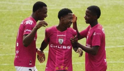 Futbolistas de las divisiones formativas de Independiente del Valle festejan un gol.