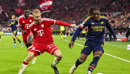 Eberechi Eze pelea un balón con Konrad Laimer en el duelo entre el Bayern Múnich y el Arsenal por la Fecha 3 de la fase de liga de la UEFA Champions League 2026.