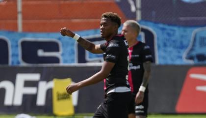 Jugadores de Independiente del Valle en acción durante el partido contra Macará, por la Fecha 3 del primer hexagonal de LigaPro, el 17 de octubre de 2026.