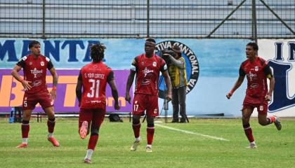 Jugadores del Manta FC celebran el gol en el partido frente a Delfín SC, por la Fecha 3 del hexagonal del descenso de la LigaPro, el 18 de octubre de 2026.