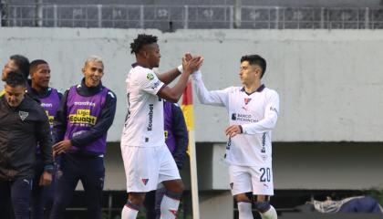Michael Estrada y Fernando Cornejo, jugadores de Liga de Quito celebran el gol en el partido frente a Aucas, por la Fecha 3 del primer hexagonal de la LigaPro, el 17 de octubre de 2026.