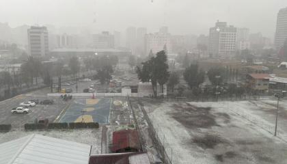 Panorámica de una zona de Quito cubierto de granizo, tras las fuertes lluvias del 22 de octubre de 2026.