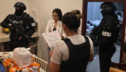 Momento de la detención de Luisa González en su vivienda en Chone, la madrugada del 22 de octubre de 2026.