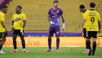 Los jugadores de Barcelona SC ante Universidad Católica, el viernes 18 de octubre, por la LigaPro.