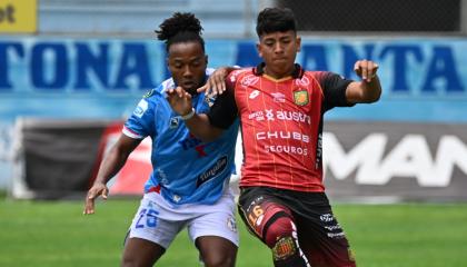Jeremy Mejía, de Deportivo Cuenca, maneja una pelota en el partido ante Manta, en el estadio Jocay, el 24 de octubre de 2026.