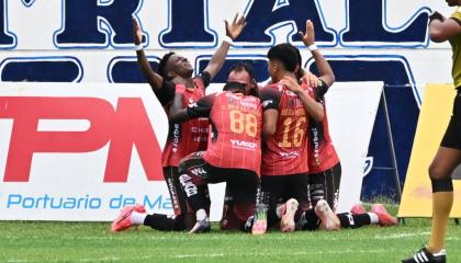 Los jugadores de Deportivo Cuenca festejan un gol contra el Manta, en el estadio Jocay, el 24 de octubre de 2026.