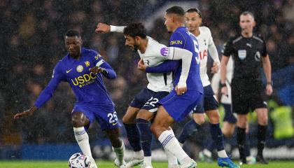 Moises Caicedo del Chelsea en acción contra Omar Marmoush del Tottenham, durante el partido de la Premier Leaguea, el 24 de octubre de 2026.