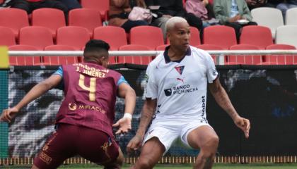 Deyverson, de Liga de Quito, maneja una pelota en el partido ante Macará en el estadio Rodrigo Paz Delgado, el 24 de octubre de 2026.