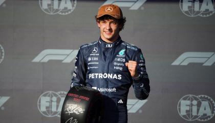 El piloto de Mercedes, Andrea Kimi Antonelli, de Italia, celebra su primer puesto tras la sesión de clasificación del Gran Premio de Estados Unidos de Fórmula 1, el 24 de octubre de 2026.