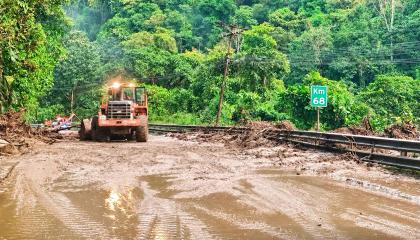 Maquinaria de la Prefectura de Pichincha realiza trabajos de limpieza y retiro de escombros tras un deslizamiento en el kilómetro 68 de la vía Alóag-Santo Domingo, este 25 de octubre de 2026.