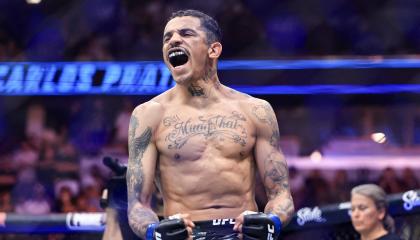 El brasileño Carlos Prates festeja su victoria en UFC 319, en Chicago, Estados Unidos, el 16 de agosto de 2025.
