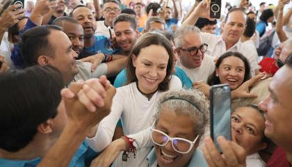 María Corina Machado es recibida por simpatizantes en el Santuario Divina Pastora, en Barquisimeto, Venezuela, este 25 de octubre de 2026, tras su regreso al país.