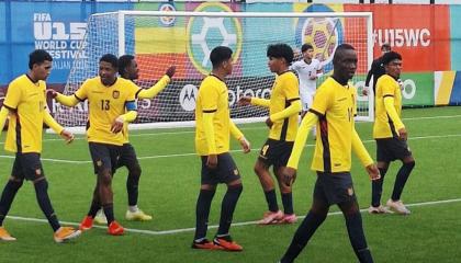 Jugadores de la selección de Ecuador celebran un gol en el partido contra Kirguistán, por el Mundial Sub 15, el 25 de octubre de 2026.