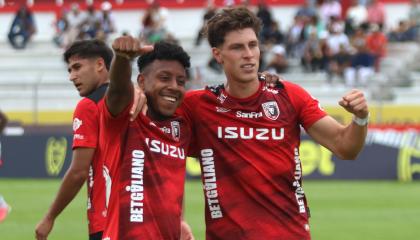 Cristhian Solano y Martín Caramuto celebran el gol en el partido frente a Libertad FC, por la Fecha 4 del cuadrangular de la LigaPro, el 25 de octubre de 2026.