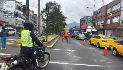 Un agente de la Agencia Metropolitana de Tránsito (AMT) participa en un operativo de control vial en Quito.