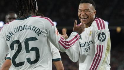 El delantero francés del Real Madrid Kylian Mbappé (d) celebra el primer gol de su equipo durante el encuentro de LaLiga EA Sports ante el FC Barcelona, el 25 de octubre de 2026.