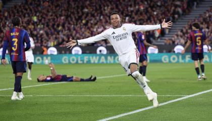 Kylian Mbappé celebra el gol de la victoria del Real Madrid ante el FC Barcelona, en el clásico español, el 25 de octubre de 2026.