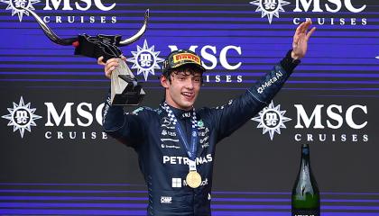 El italiano Kimi Antonelli de Mercedes posa en el podio este domingo 25 de octubre, al ganar el Gran Premio de Estados Unidos de Fórmula Uno en el Circuito de las Américas en Austin, Texas.