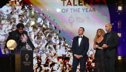Lamine Yamal durante su discurso tras ganar el trofeo a mejor jugador joven del año en la gala del Balón de Oro 2026 este lunes 26 de octubre.