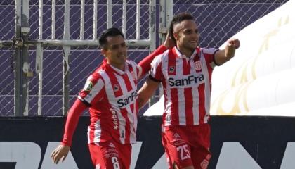 Los jugadores de Técnico Universitario celebran un gol ante Mushuc Runa en la Fecha 4 del hexagonal del descenso, este lunes 26 de octubre de 2026.
