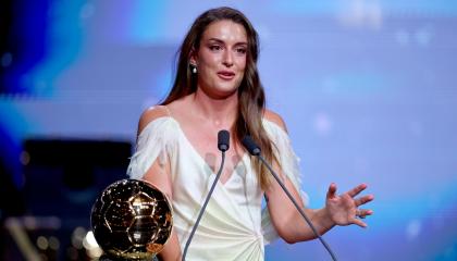 La española Alexia Putellas tras ​​ganar el Balón de Oro femenino en la ceremonia de entrega de los premios, el 26 de octubre de 2026.