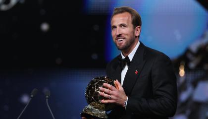 Harry Kane sonríe tras recibir el Balón de Oro al mejor futbolista masculino durante la ceremonia de entrega de los premios, el 26 de octubre de 2026.