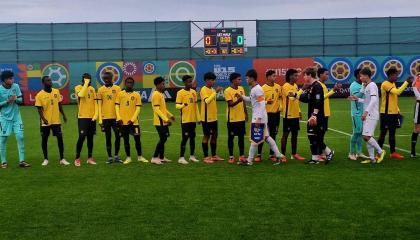 Jugadores de la selección de Ecuador Sub 15 forman en su partido frente a Kirguistán, por el Mundial Sub 15, el 25 de octubre de 2026.