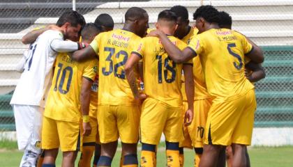 Jugadores de Delfín SC se reúnen en la previa del partido contra Orense, por la Fecha 4 del hexagonal del descenso de la LigaPro, el 24 de octubre de 2026.