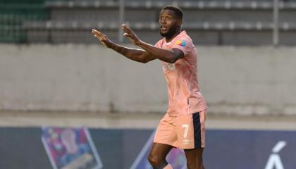 José Fajardo, jugador de Universidad Católica en acción durante el partido contra Independiente del Valle, por la Fecha 4 del primer hexagonal de la LigaPro, el 23 de octubre de 2026.