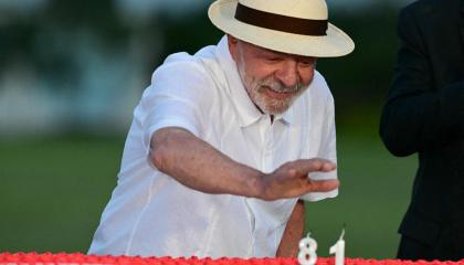 El presidente de Brasil, Luiz Inácio Lula da Silva, sopla las velas durante la celebración de su cumpleaños en el Palacio de la Alvorada, la residencia presidencial oficial, en Brasilia, el 27 de octubre de 2026.