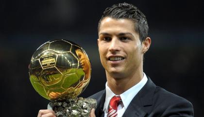 Cristiano Ronaldo posa con el trofeo del Balón de Oro 2008 en Old Trafford, Manchester, el 10 de diciembre de 2008.