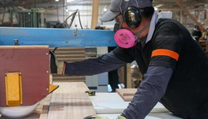 Imagen referencial de un trabajador en una empresa de Ecuador, 28 de octubre de 2026