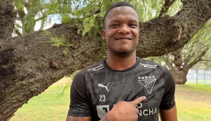 Yerlin Quiñónez posa con la camiseta de Liga de Quito, en entrevista con PRIMICIAS, el 29 de septiembre de 2026.