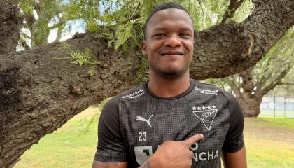 Yerlin Quiñónez posa con la camiseta de Liga de Quito, en entrevista con PRIMICIAS, el 29 de septiembre de 2026.