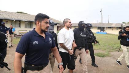 Daniel Salcedo, sentenciado en Ecuador por el caso Metástasis y otros delitos, cuando es trasladado por agentes de Estados Unidos y policías ecuatorianos, el 29 de octubre de 2026.