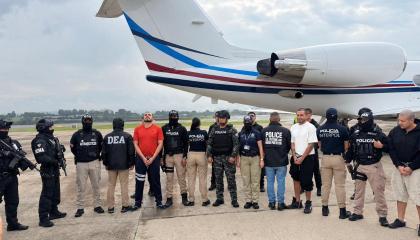 Los tres ecuatorianos extraditados a Estados Unidos junto a agentes de Interpol y policías de Ecuador, el 29 de octubre de 2026.
