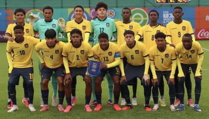 Jugadores de la selección de Ecuador Sub 15 forman antes de su partido contra España, por el partido de octavos de final del Mundial Sub 15, el 28 de octubre de 2026.