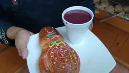 Imagen referencial. Una guagua de pan servida con colada morada en una panadería de Cuenca, en una imagen de archivo.