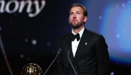 Harry Kane dando su discurso tras ganar el Balón de Oro el pasado lunes 26 de octubre de 2026 en el London Palladium.