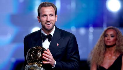 El capitán de la selección inglesa, Harry Kane, gana el Balón de Oro durante la ceremonia de entrega de los premios celebrada en el teatro London Palladium, el 26 de octubre de 2026.
