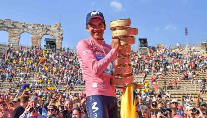 El ciclista ecuatoriano Richard Carapaz celebra su triunfo en el Giro de Italia 2019.